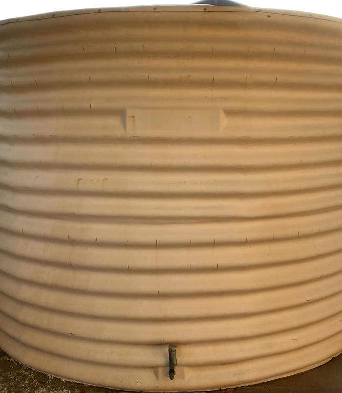 Clean corrugated water tank with an even, warm colour after pressure washing